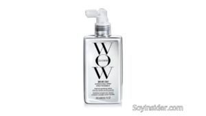 Imagen de un envase de spray Color Wow Dream Coat, un producto de peinado de 200 ml. El envase tiene un diseño elegante y minimalista, con la marca "COLOR WOW" en letras grandes en negro. El spray se utiliza para alisar y proteger el cabello contra la humedad, proporcionando un acabado liso y brillante. Texto visible en la imagen: "SoyInsider.com".