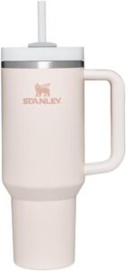 Vaso térmico Stanley Quencher H2.0 FlowState Tumbler 1.2L en color acero inoxidable con tapa y asa ergonómica. Diseñado para mantener tus bebidas frías o calientes por horas. Ideal para llevar a la oficina, gimnasio o viajes.