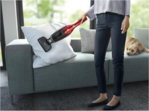 Aspiradora sin cable AEG CX7-2-45AN en color rojo, diseño ergonómico 2 en 1 con cepillo motorizado y batería de litio. Ideal para hogares con mascotas. Opiniones y características del AEG CX7-2-45AN.