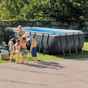 Imagen de la piscina desmontable rectangular INTEX 55220 Ultra XTR, mostrando su estructura de acero resistente, revestimiento de PVC de alta calidad y diseño moderno, ideal para jardines o terrazas, destacando su tamaño amplio y durabilidad según opiniones de usuarios satisfechos.