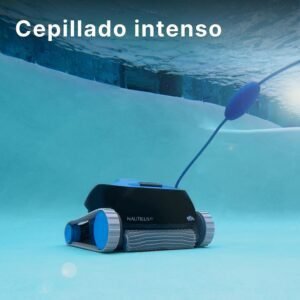 Imagen del robot limpiafondos automático Dolphin Nautilus CC en primer plano, diseñado para piscinas enterradas y desmontables de hasta 10 metros, mostrando su diseño compacto y tecnología avanzada de limpieza para una piscina impecable.