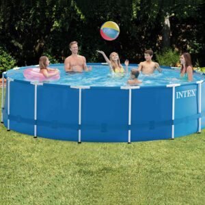 Imagen de la piscina desmontable Intex Metal Frame de 457x122 cm y capacidad de 16.805 litros, ideal para jardín, estructura tubular resistente, perfecta para refrescarse en verano.