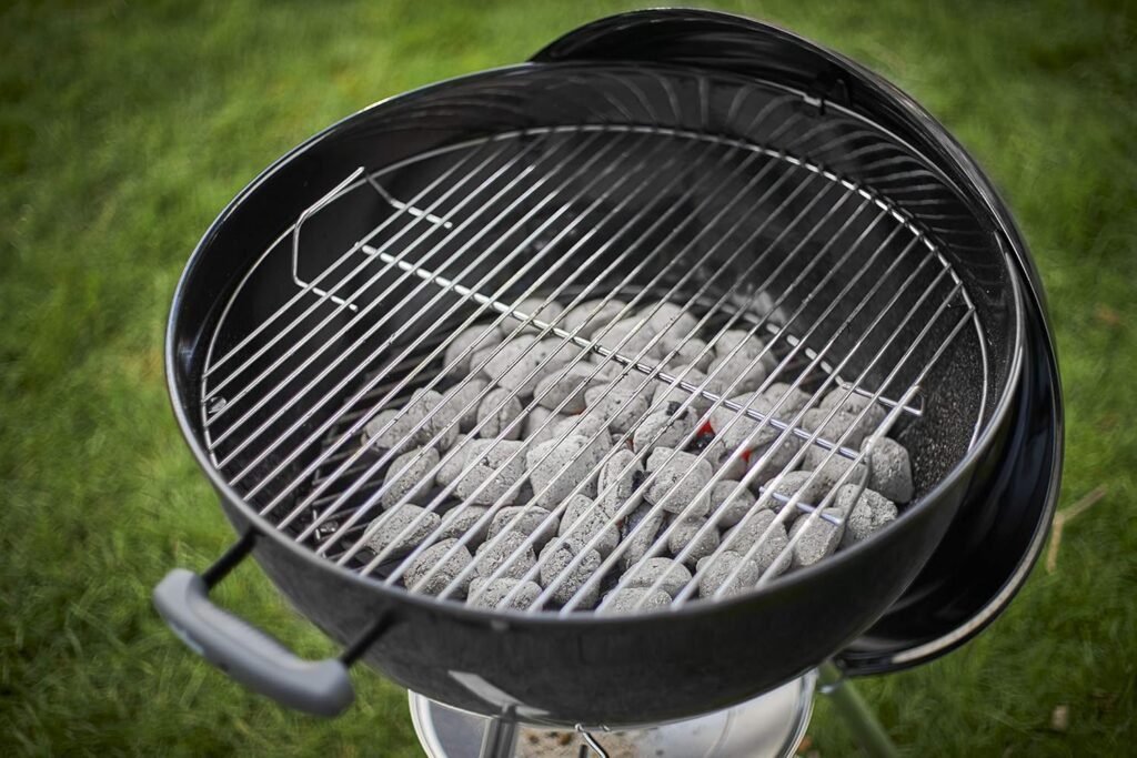 Imagen de la barbacoa Weber Original Kettle 47 cm en color negro (modelo 1241304), destacando su diseño clásico, tapa con ventilación y estructura resistente ideal para cocinar al aire libre.