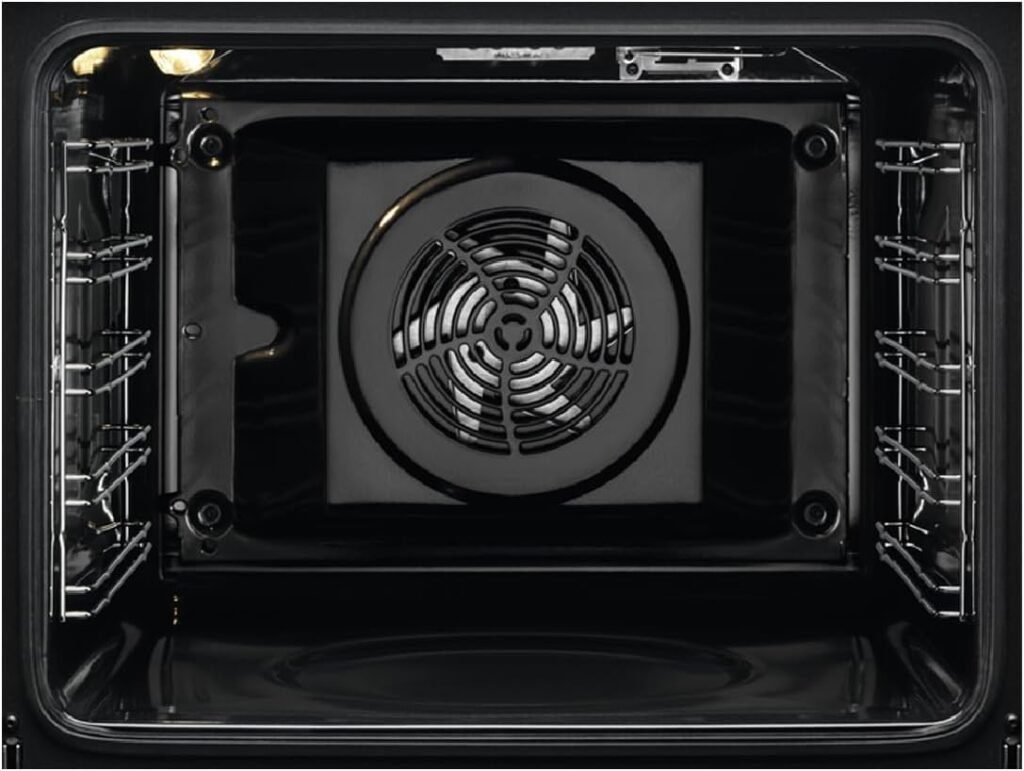 Imagen del horno eléctrico multifunción AEG BEE435111M en acero inoxidable, diseño moderno y elegante, ideal para cocina contemporánea. Perfecto para quienes buscan opiniones sobre rendimiento, funciones avanzadas y eficiencia energética.