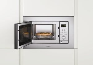 Imagen del microondas integrable Candy MIC201EX con grill, capacidad de 20 litros, diseño moderno en acero inoxidable ideal para cocinas empotradas.