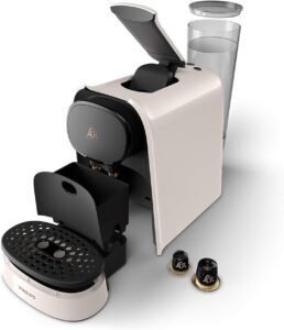 Imagen de la cafetera Philips Barista compatible con cápsulas, diseño moderno en color negro, destacando su tamaño compacto ideal para cocinas pequeñas y su sistema eficiente de preparación de café.