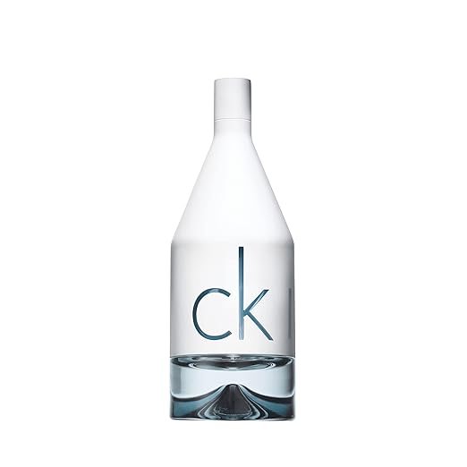 Imagen del perfume Calvin Klein CKIN2U para Él Eau de Toilette. Un frasco moderno y elegante con diseño minimalista, resaltando la frescura y masculinidad de esta fragancia. Ideal para quienes buscan un aroma juvenil y sofisticado.