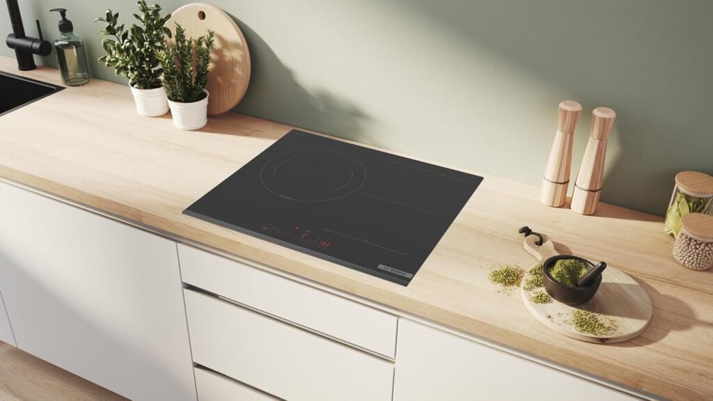Imagen de la Bosch Placa de Inducción de 60 cm Serie 6, diseño moderno en color negro con controles táctiles y tres zonas de cocción, ideal para una cocina eficiente y elegante.