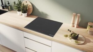 Imagen de la Bosch Placa de Inducción de 60 cm Serie 6, diseño moderno en color negro con controles táctiles y tres zonas de cocción, ideal para una cocina eficiente y elegante.