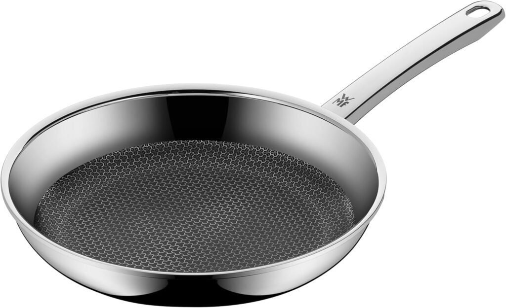Imagen de la sartén WMF Profi Resist de 24 cm, fabricada en acero cromado con revestimiento antiadherente. Diseño resistente y duradero, ideal para cocinar sin que los alimentos se peguen. Opiniones y valoraciones destacan su calidad y rendimiento profesional.