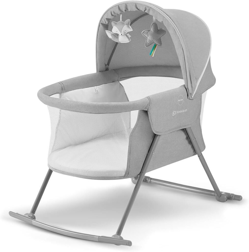 Imagen de la cuna mecedora Kinderkraft LOVI 3 en 1 para bebé con colchón incluido. Diseño compacto y funcional, ideal para el descanso del recién nacido. Opiniones y características del modelo en nuestro análisis.