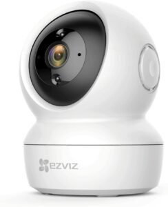 Cámara de vigilancia WiFi interior EZVIZ con visión 360º y resolución 1080P. Diseño compacto, ideal para el hogar u oficina. Mejora la seguridad con control remoto y detección de movimiento.
