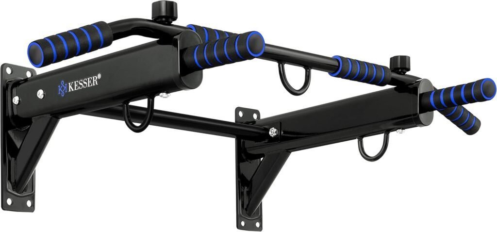 Imagen de la **barra de dominadas KESSER® 4 en 1** para montaje en la pared. Diseño resistente con múltiples agarres para entrenamientos versátiles de espalda, brazos y abdomen. Ideal para el hogar o gimnasio.