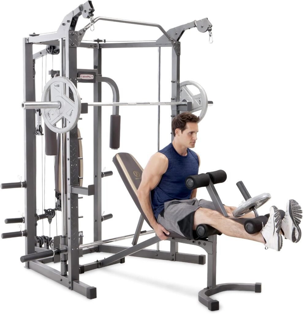 Imagen del gimnasio en casa Marcy SM-4008 Smith Machine multifuncional. Equipo de musculación con estructura resistente, poleas, prensa para piernas y banco ajustable. Ideal para entrenamientos completos. Descubre opiniones y beneficios.
