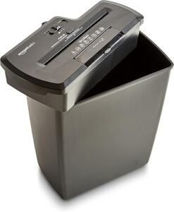 Imagen de la destructora de papel Amazon Basics con recipiente separable, ideal para triturar papel, tarjetas de crédito y CD con corte en tiras, diseño compacto y seguro para uso doméstico u oficina.