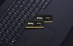 Imagen del kit de memoria RAM Kingston Fury Impact PnP 64GB (2x32GB) DDR5 SODIMM, con velocidad de 5600MT/s y latencia CL40, ideal para portátiles de alto rendimiento y estaciones de trabajo; diseño compacto y rendimiento optimizado Plug and Play.