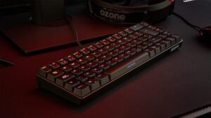 Teclado Ozone Gaming OZTACTICALSP Mini con diseño compacto, retroiluminación LED RGB y teclas mecánicas personalizables ideal para gamers. Perfecto para setups de juegos, alta precisión y respuesta rápida para partidas competitivas.