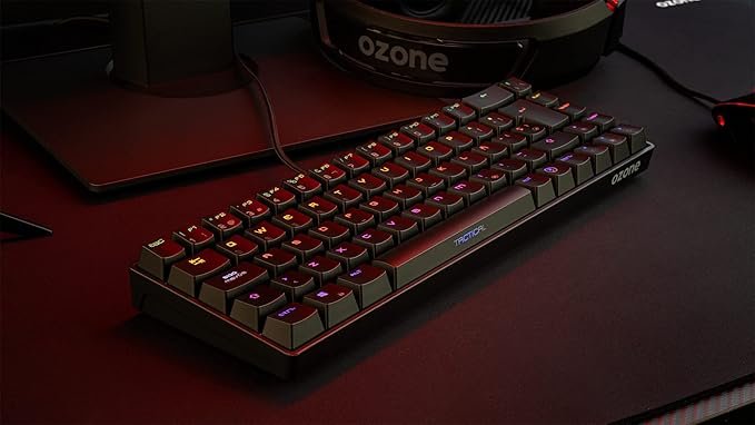 Teclado Ozone Gaming OZTACTICALSP Mini con diseño compacto, retroiluminación LED RGB y teclas mecánicas personalizables ideal para gamers. Perfecto para setups de juegos, alta precisión y respuesta rápida para partidas competitivas.