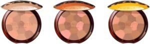 Polvo bronceador TERRACOTTA LIGHT edición limitada 10 g – Opiniones y detalles del producto. Imagen del compacto abierto mostrando la combinación de tonos cálidos y luminosos perfecta para un acabado natural y radiante. Ideal para realzar el rostro con un bronceado ligero.