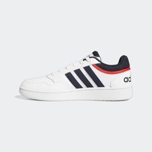 Vista lateral de las zapatillas adidas Hoops 3.0 Low Classic Vintage para hombre, en color blanco con detalles en negro, diseño retro inspirado en el baloncesto, combinando estilo clásico y comodidad, ideales para uso diario o casual.