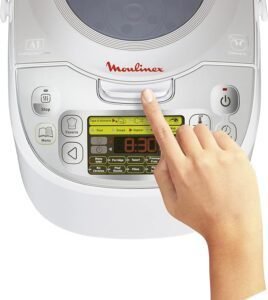 Imagen del robot de cocina Moulinex Maxichef Advance MK8121, con diseño moderno en color plateado y negro, destacando sus 45 programas de cocción y funcionalidad programable hasta 24 horas, ideal para preparar una gran variedad de recetas fácilmente.