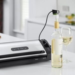 Imagen de la FoodSaver Envasadora al Vacío con Cutter Incorporado, mostrando su diseño elegante y funciones destacadas como solo sellado, modos húmedo/seco y marinado, ideal para conservar alimentos de forma profesional.