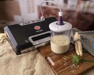 Imagen del sellador al vacío ROMMELSBACHER VAC 485 con capacidad de aspiración de 15 litros/min, diseño compacto y elegante, ideal para conservar alimentos frescos por más tiempo.