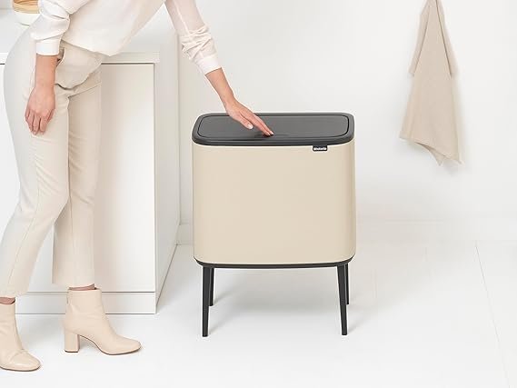 Imagen del producto Brabantia Bo Touch Bin 23+11L: elegante papelera grande para cocina, con cubos interiores extraíbles, diseño moderno, ideal para separación de residuos de forma práctica y estilizada.