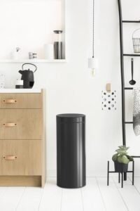 Imagen del cubo de basura Brabantia Touch Bin de 30 litros, diseño elegante en acero inoxidable, ideal para cocina o baño, fácil de usar con sistema de apertura táctil, opiniones destacadas por su durabilidad y estilo moderno.