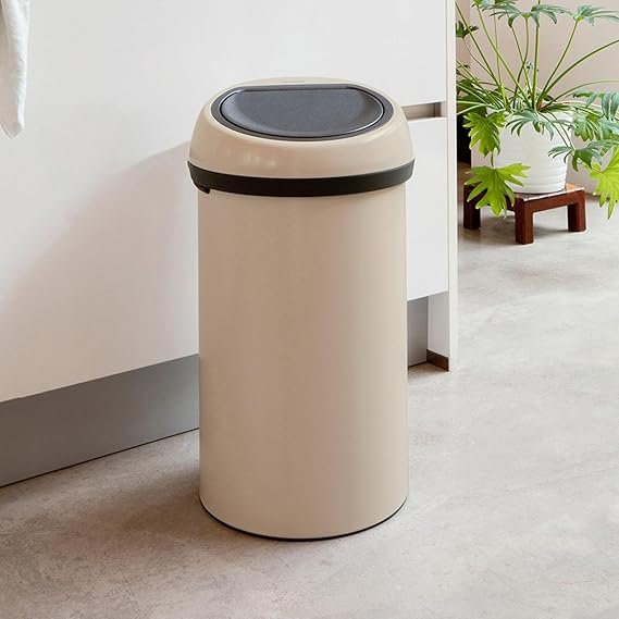 Imagen de la papelera Brabantia Touch Bin 60L en color metálico, ideal para cocina, con diseño elegante de gran capacidad, apertura de tacto suave y base antideslizante.