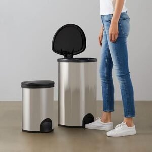 Cubos de basura metálicos Amazon Basics: diseño automático con pedal, ideal para cocina u oficina. Fabricación resistente en acero inoxidable, apertura higiénica y moderna.