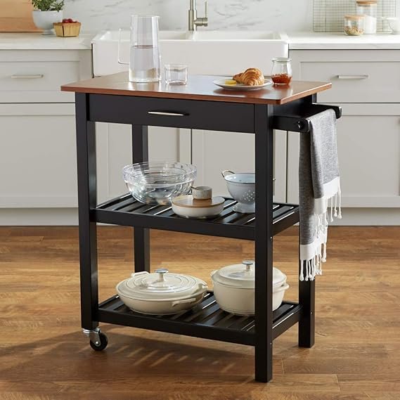 Carro de cocina multifunción con ruedas Amazon Basics en color negro, diseño robusto de tres estantes metálicos, ideal para almacenamiento y organización en cocinas, oficinas o talleres, con opiniones positivas destacadas por su durabilidad y facilidad de montaje.