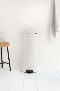 Cubo de basura Brabantia NewIcon de pedal de 30 litros en color elegante, diseño moderno y resistente, ideal para cocina o baño, con cierre suave y fácil de limpiar.