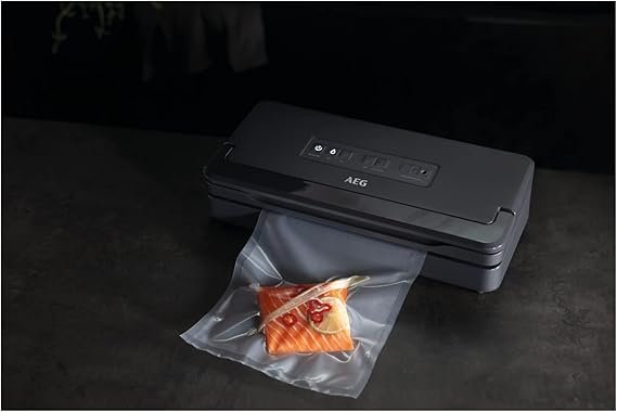 Imagen de la envasadora al vacío AEG A6-1-6AG con diseño compacto y elegante, destacando su sistema de sellado doble rápido, sellados sin burbujas de aire y alta eficiencia, ideal para conservación de alimentos según las opiniones de usuarios.
