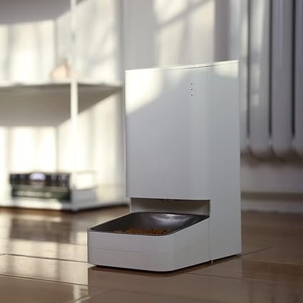 Imagen del Xiaomi Smart Pet Food Feeder, un comedero automático para perros y gatos, mostrado en color blanco con diseño moderno y minimalista. Ideal para mantener alimentadas a tus mascotas de forma inteligente y programada.