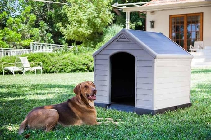 Caseta de Perro Exterior Curver de Resina para Perros Grandes y Medianos – Vista del producto mostrando su diseño robusto, resistente a la intemperie y acabado en tonos neutros, ideal para proporcionar refugio cómodo y duradero en jardines y patios.