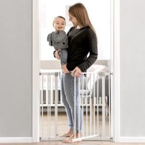 Imagen de la Hauck Barrera de Seguridad para Niños Open N Stop Safety en color blanco, instalada en una puerta, incluye extensión de 9 cm; ideal para proteger escaleras y accesos, ofreciendo máxima seguridad en el hogar.