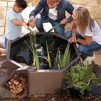 Imagen de un Estanque Natural sin excavar Aquagarden, diseño elevado ideal para jardín o patio, mostrando su estructura compacta, elegante y fácil de instalar; opiniones positivas destacan su estética natural y funcionalidad.