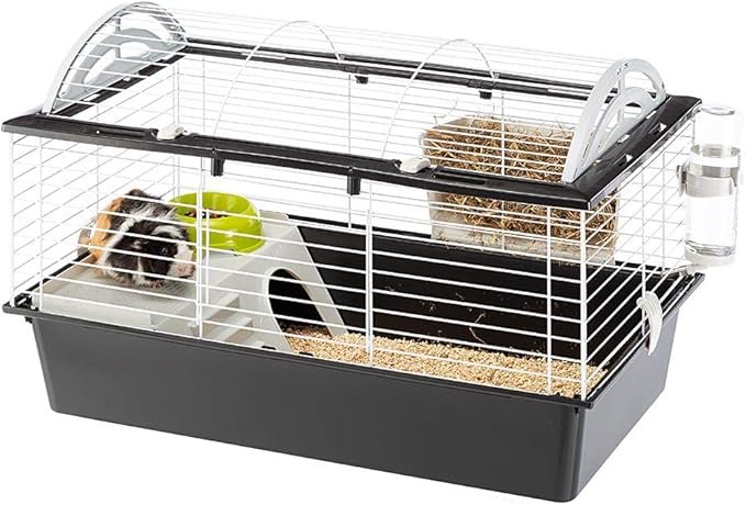 Imagen de la jaula para conejos Ferplast Casita 80, mostrando su diseño espacioso, techo abatible, escalera frontal y clips de seguridad fáciles de usar; ideal para ofrecer comodidad y seguridad a tu mascota.
