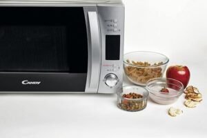 Microondas Candy CMXG20DS con grill y tecnología Cook in App, capacidad de 20 litros, diseño moderno en acero inoxidable, ideal para calentar, cocinar y gratinar alimentos de forma eficiente.