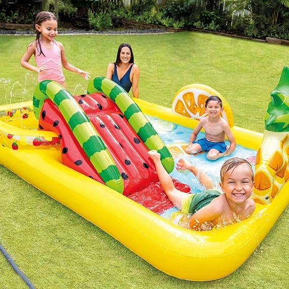 Centro de juegos inflable INTEX 57158 con temática de frutas, incluye tobogán, pulverizador de agua y piscina infantil, ideal para el verano.
