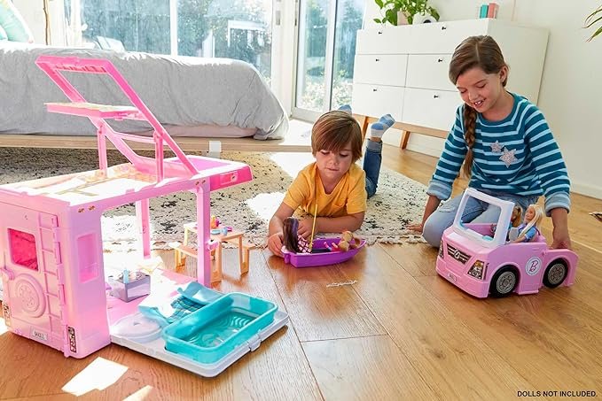 Imagen de la Barbie Caravana DreamCamper 3 en 1 de aproximadamente 1 metro de largo, mostrando su diseño transformable en autocaravana, camioneta, barco y piscina, junto a los 50 accesorios incluidos; ideal para ilustrar opiniones y reseñas sobre el juguete.