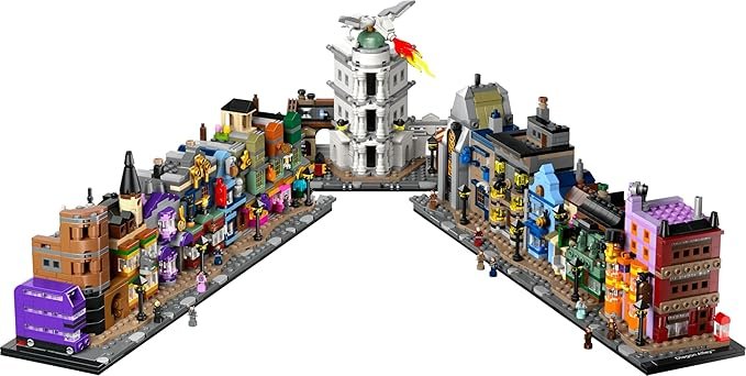 Imagen del set LEGO Harry Potter Tiendas Mágicas del Callejón Diagon, maqueta para adultos con 12 micro figuras de colección, mostrando detalles realistas de las emblemáticas tiendas en un diseño colorido y elaborado.