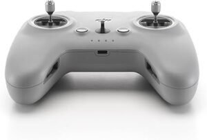 Imagen de producto mostrando el Control Remoto 3 DJI FPV, compatible con DJI Avata 2, DJI Neo y DJI Goggles 3. Diseño ergonómico y avanzada tecnología para mejorar la experiencia de vuelo FPV.