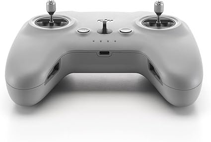 Imagen de producto mostrando el Control Remoto 3 DJI FPV, compatible con DJI Avata 2, DJI Neo y DJI Goggles 3. Diseño ergonómico y avanzada tecnología para mejorar la experiencia de vuelo FPV.