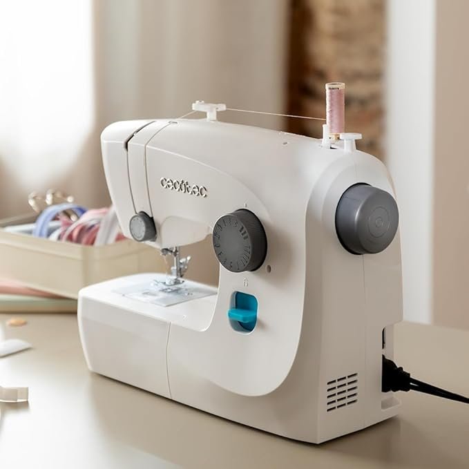 Máquina de coser Cecotec BelleCouture 1500 compacta y portátil, ideal para principiantes, con 15 tipos de puntadas; diseño moderno y funcional para proyectos de costura domésticos.