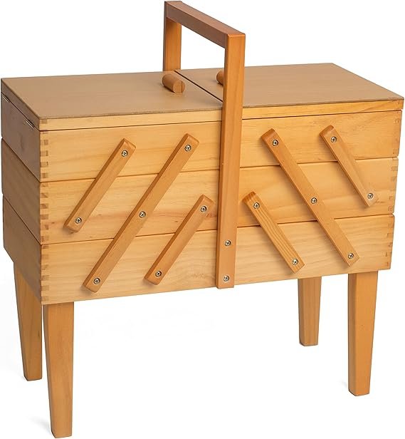 Imagen de la Hobby Gift GB8550: caja de madera en voladizo para costura, manualidades y pasatiempos, mostrando su diseño compacto, acabado de alta calidad y múltiples compartimentos desplegables para organizar hilos, botones y accesorios de costura.