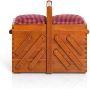 Imagen de la Prym Sewing Box en tamaño mediano, disponible en colores rojo, azul y marrón, ideal para organizar materiales de costura con estilo y funcionalidad.