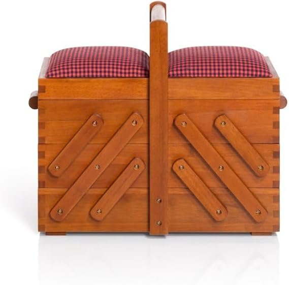 Imagen de la Prym Sewing Box en tamaño mediano, disponible en colores rojo, azul y marrón, ideal para organizar materiales de costura con estilo y funcionalidad.