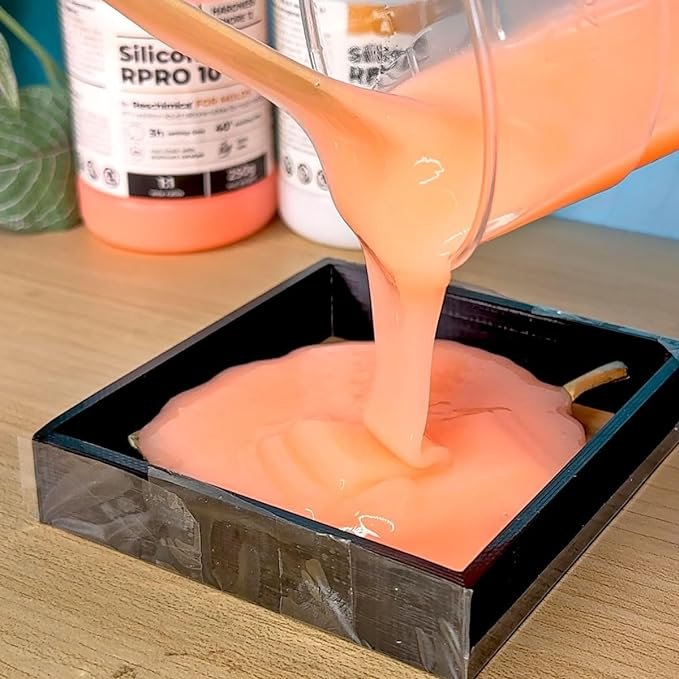 Imagen del producto "Opiniones Silicona para moldes 1:1 R Pro 10", silicona líquida de alta calidad ideal para la fabricación de moldes, fórmula no tóxica y de curado rápido, presentada en envase seguro y práctico.